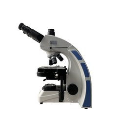 Digitální trinokulární mikroskop Levenhuk MED D45T